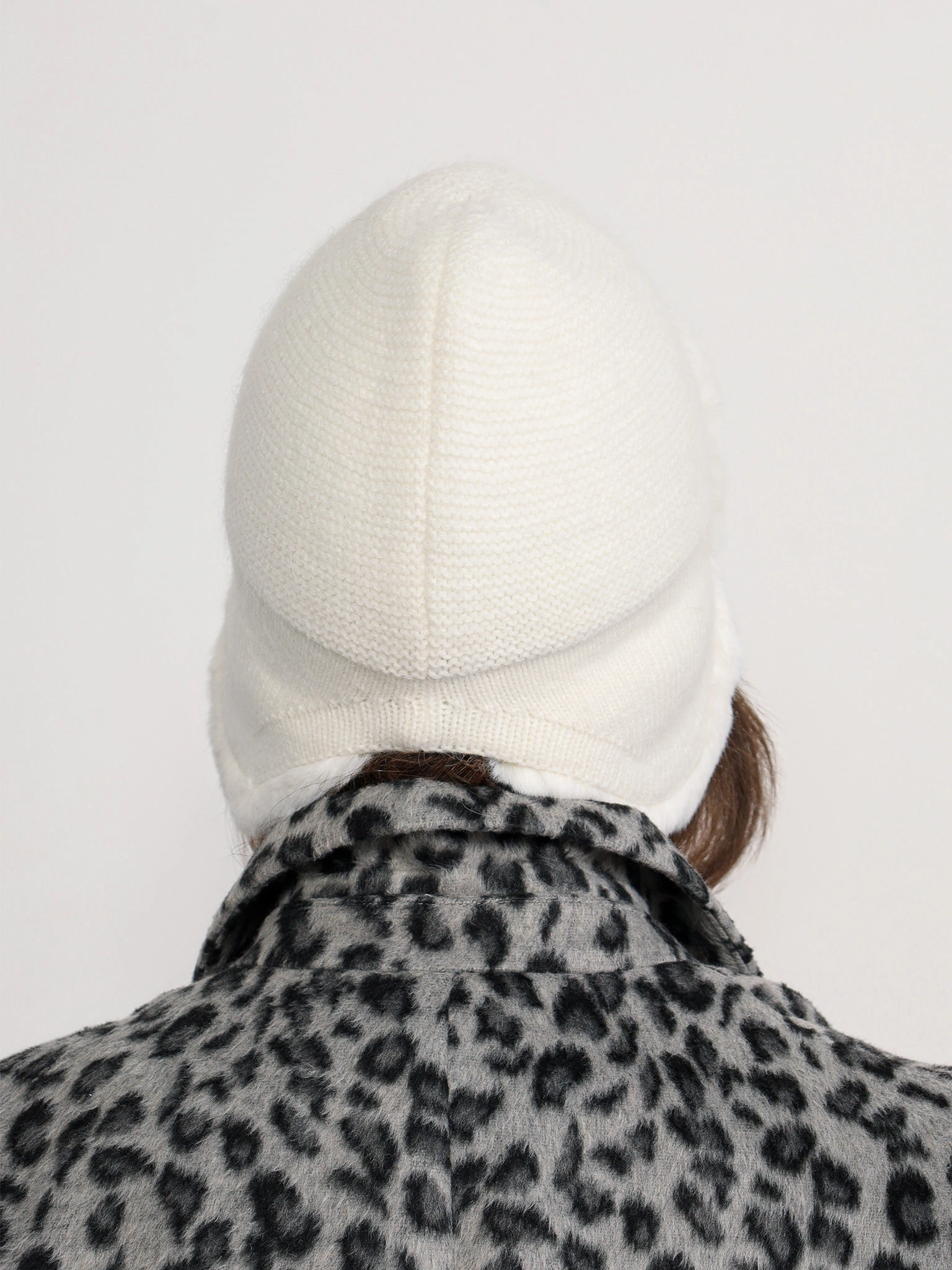 Шапка-ушанка с меховым козырьком белого цвета